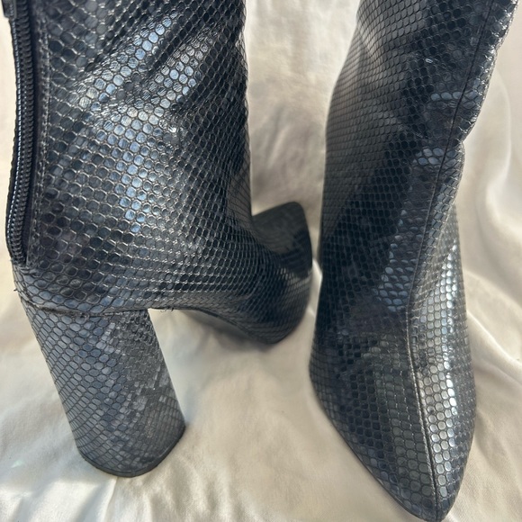 BOOHOO BOOTIES | SNAKESKIN PRINT | 4” BLOCK HEEL | BLUE / BLACK | SIZE 8 - Picture 4 of 7